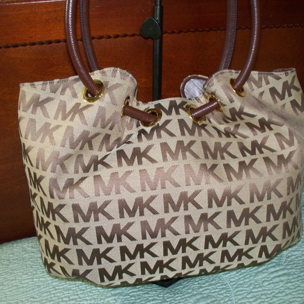 Michael Kors JS Beige/Mocha Ring Tote &  Wristlet - Picture 2 of 7